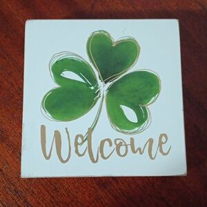 Shamrock Welcome Sign 6 inch square with Gold Edges